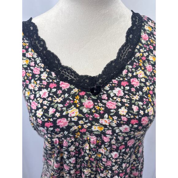 Floral PJ Set 
Size L 
top: pit to pit 17 Length 24 
Shorts: waist 14 length 10 - Picture 3 of 4